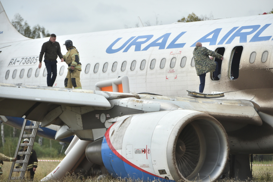 Самолет авиакомпании «Уральские авиалинии», совершивший аварийную посадку на грунт в Убинском районе Новосибирской области