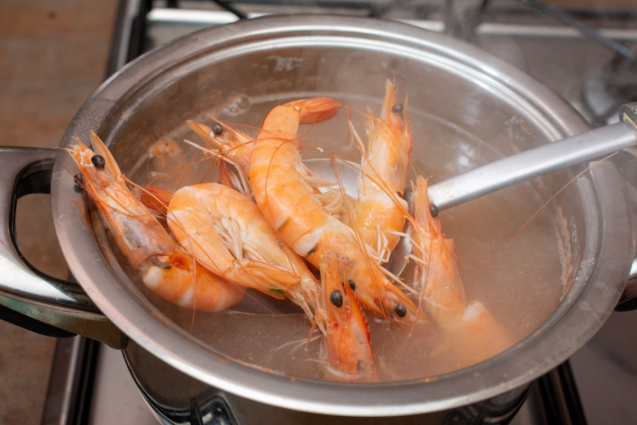 Нужно ли размораживать креветки?