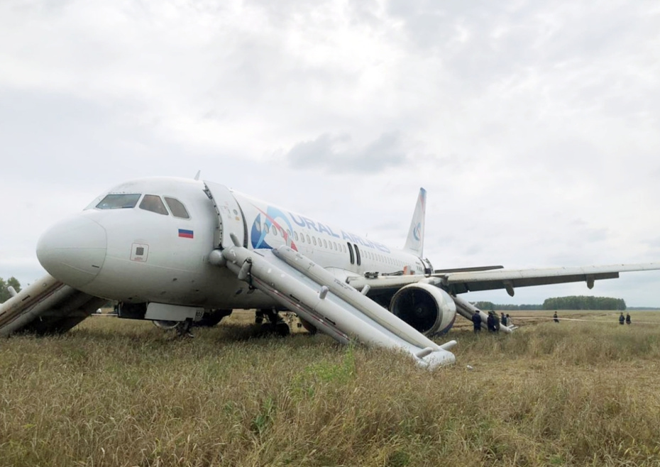 Самолет авиакомпании «Уральские авиалинии», совершивший аварийную посадку на грунт в Убинском районе Новосибирской области