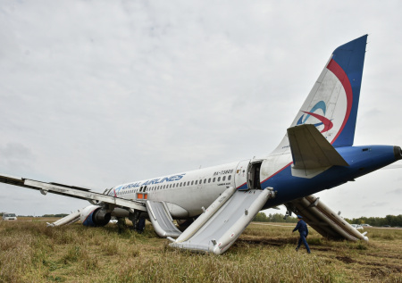 С посадившего в поле самолет пилота потребовали 118 млн рублей