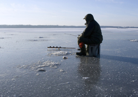 Теплые ноги в любой мороз: газетный лайфхак от заядлых рыбаков