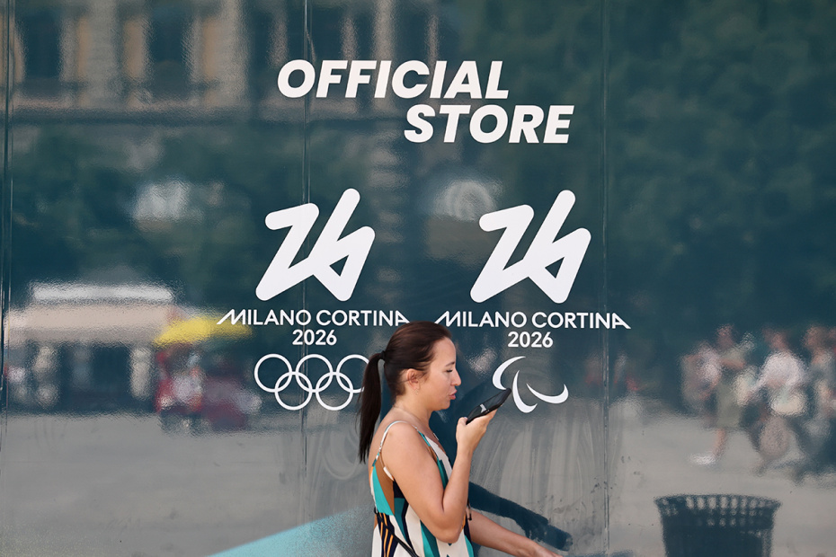 Люди проходят мимо официального магазина зимних Олимпийских и Паралимпийских игр 2026 года в Милане, Италия