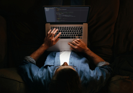 Житель Подмосковья стал жертвой шантажа после передачи интимных фото жены