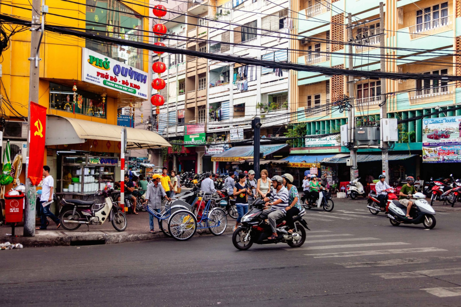 Люди пересекают оживленную улицу в Хошимине, Вьетнам