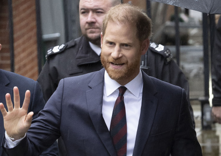 Принц Гарри обвинил популярный таблоид в превращении жизни жены в страдание