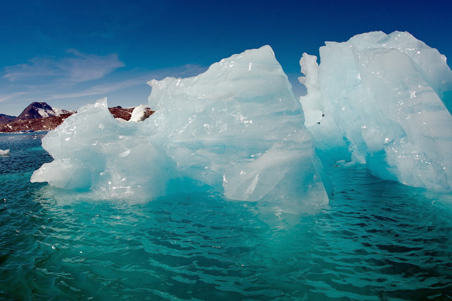 Вид на айсберги в фьорде Сермилик недалеко от Тинитекилаака в Гренландии