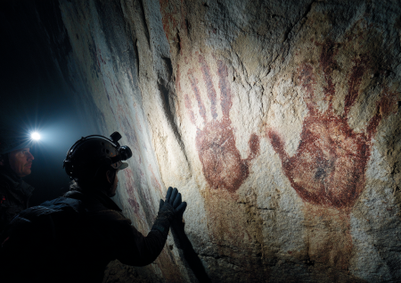 В Индонезии нашли уникальный наскальный рисунок