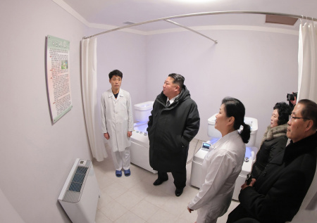 Ким Чен Ына сфотографировали в бане на открытии нового курорта