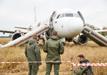 В Госдуме высказались о пилоте, посадившем самолет на пшеничное поле