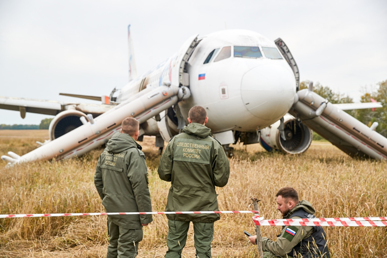 Самолет авиакомпании «Уральские авиалинии», совершивший аварийную посадку на грунт в Новосибирской области