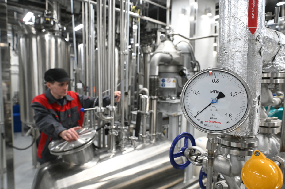 Сотрудник в производственном цехе «Уралхим Инновация» (дочерняя компания АО «ОХК «Уралхим»)