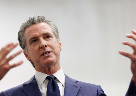 Главе Калифорнии не дали выступить на форуме в Давосе после критики Трампа