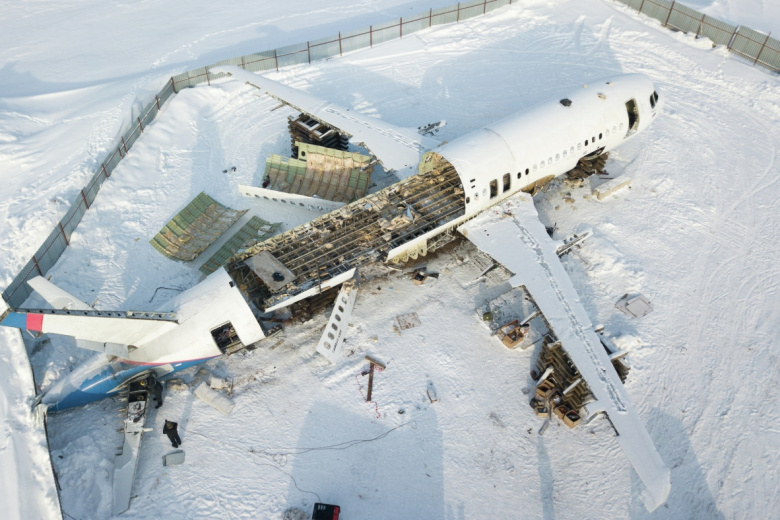 Работы по демонтажу самолета «Уральских авиалиний» Airbus А320 RA-73805, совершившего осенью 2023 года аварийную посадку в поле в Новосибирской области