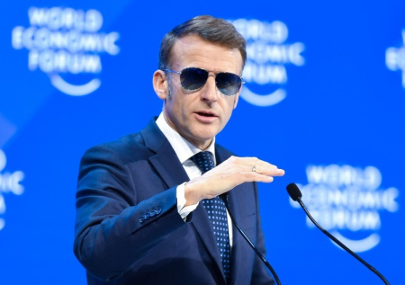 «Употребил и прозрел»: Захарова иронично высказалась о темных очках Макрона