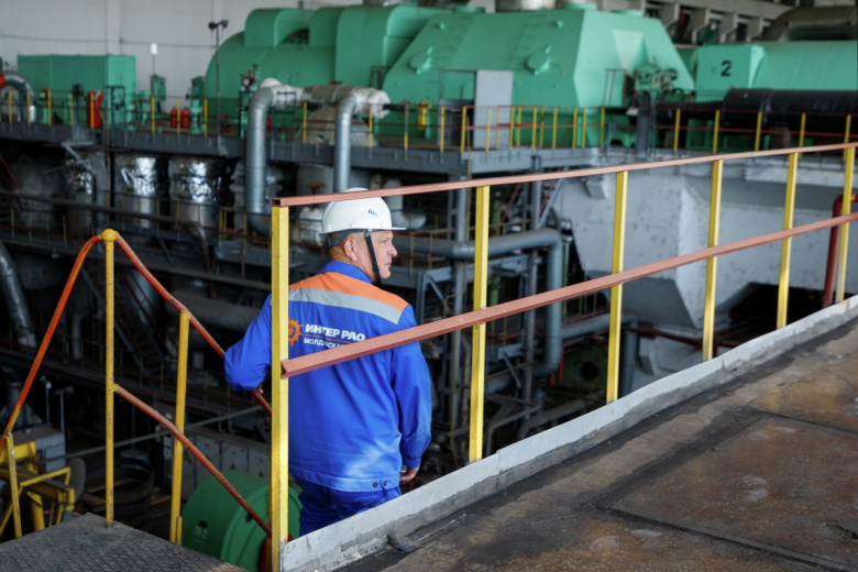Рабочий на территории Молдавской ГРЭС