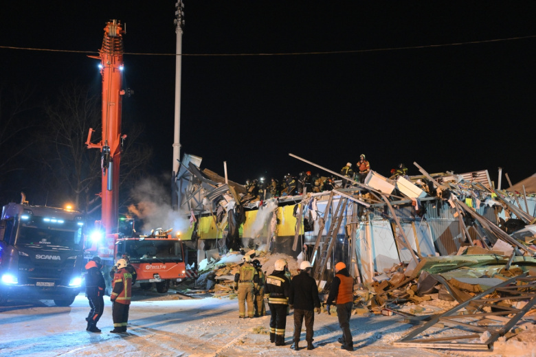 Сотрудники спасательной службы МЧС РФ на месте обрушения кровли торгового центра в Новосибирске