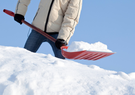 Дачникам объяснили, нужно ли убирать сугробы на даче