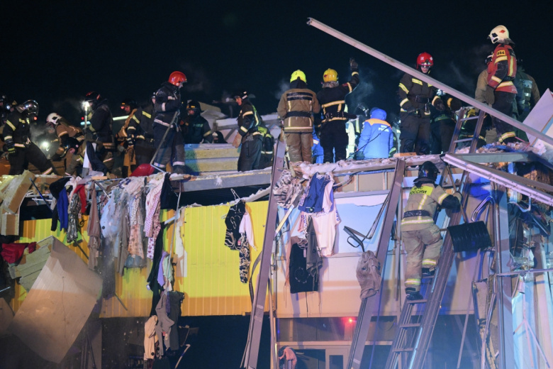 Сотрудники спасательной службы МЧС РФ на месте обрушения кровли торгового центра в Новосибирске