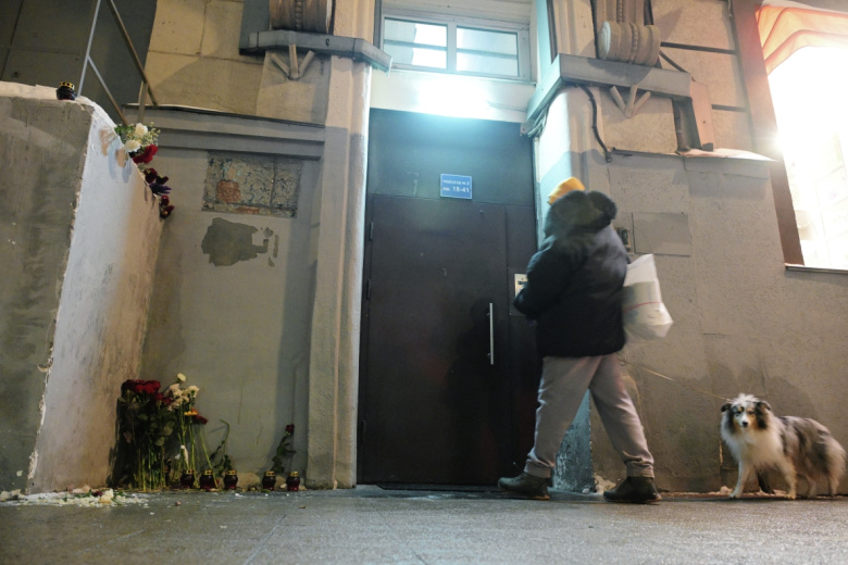 Следы от сбитых табличек журналистке Анне Политковской на доме в Москве, где она жила и была убита в 2006 году. Утром 19 января была установлена временная табличка вместо разбитой основной