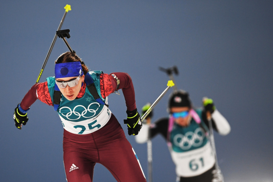 Российская биатлонистка Ульяна Кайшева (слева) на XXIII зимних Олимпийских играх в Пхенчхане