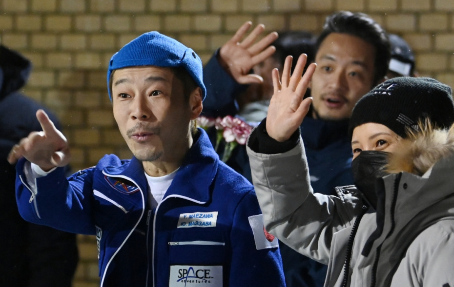 Член основного экипажа 20-й экспедиции на Международную космическую станцию, японский космический турист Юсаку Маэдзава (в центре) в аэропорту Чкаловский в Московской области