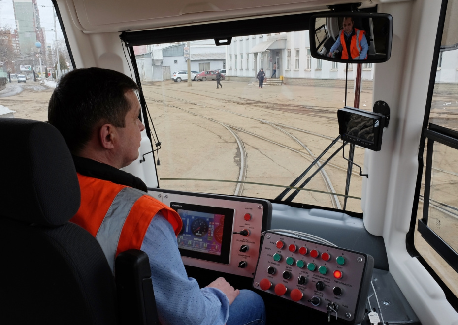 Водитель в кабине трамвая