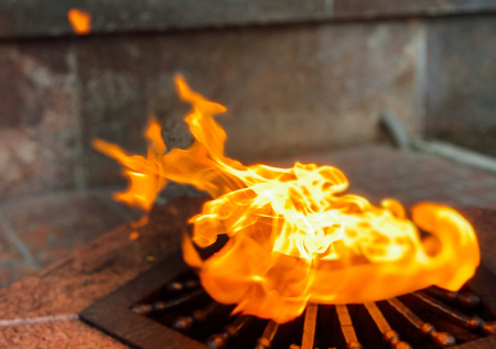 Женщина потушила Вечный огонь цветами в одном из российских городов