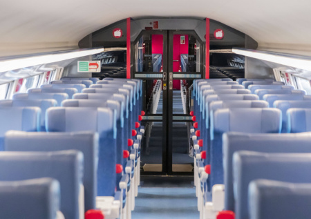 Запуск спецвагонов для пассажиров без детей вызвал шквал критики