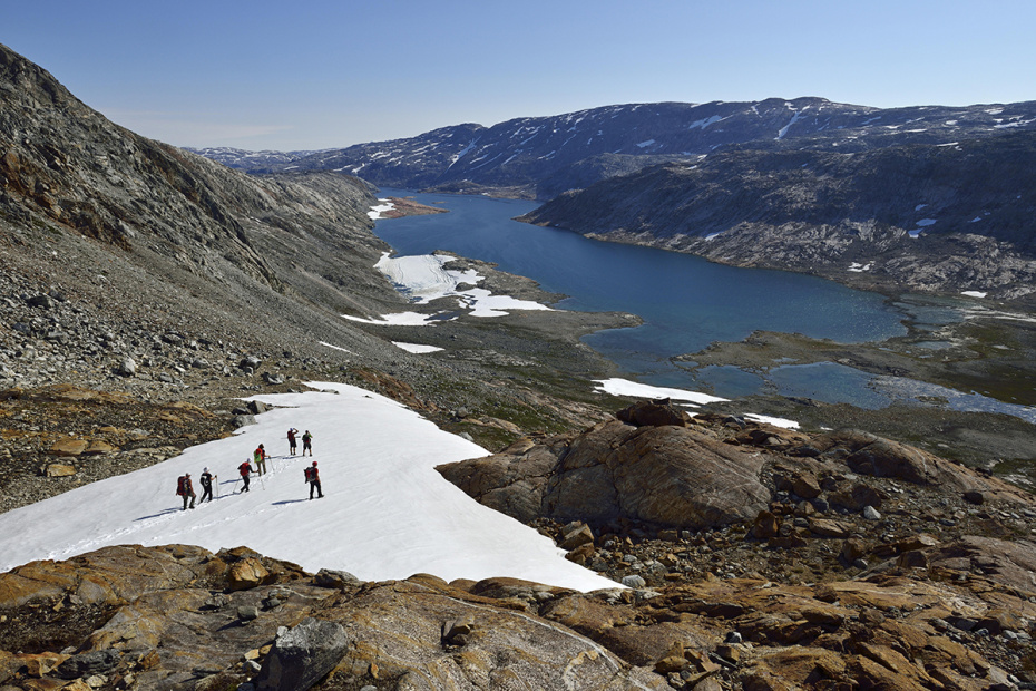 Группа людей, туристы, вид на фьорд Дог-Фьорд к западу от фьорда Сермилик, Калааллит-Нунаат, Восточная Гренландия