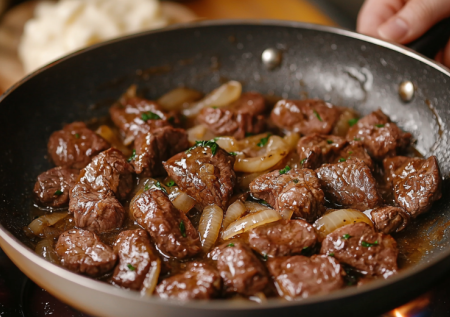 Жареная печень с луком по кавказскому рецепту — мягкая, ароматная, без горечи