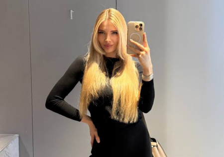 Жена Маликова показала фигуру в бикини