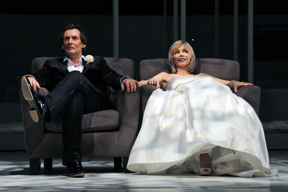 Актеры Игорь Микурбанов и Марина Зудина в сцене из спектакля «Идеальный муж. Комедия» в МХТ им. А. П. Чехова