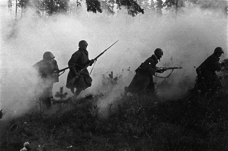 Советские войска идут на прорыв блокады Ленинграда, 1943 год