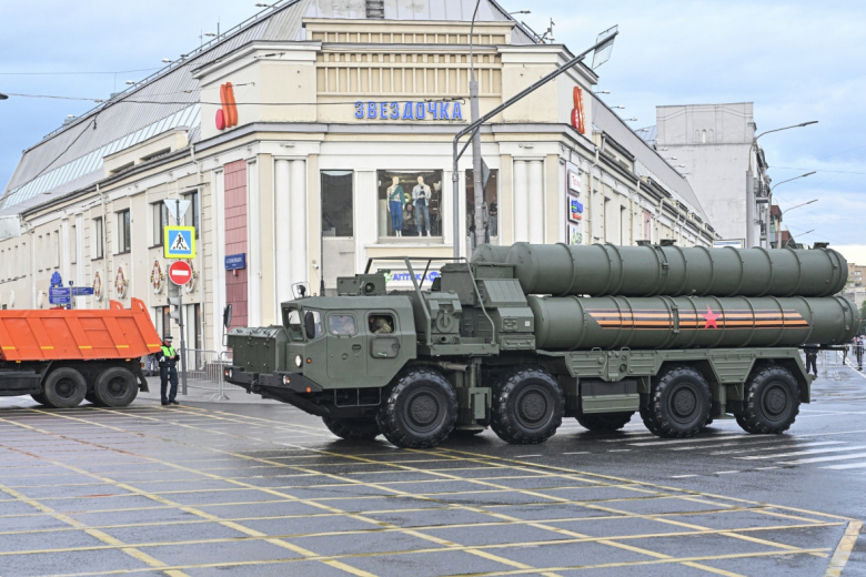 Зенитный ракетный комплекс С-400 на репетиции парада в честь 80-й годовщины Победы в Великой Отечественной войне