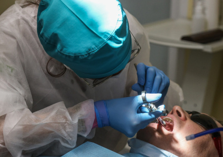 Слюна растворила зубную эмаль россиянина после «энергетического» запоя