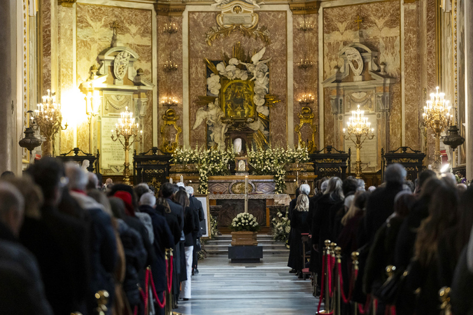 Церемония прощания с модельером Валентино Гаравани