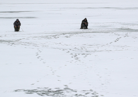 Льдина откололась и уплыла в открытое море с рыбаками «на борту»