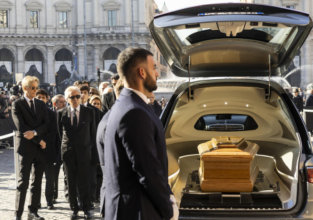 Красная роза, деревянный гроб, два мопса: как простились с Валентино в Риме