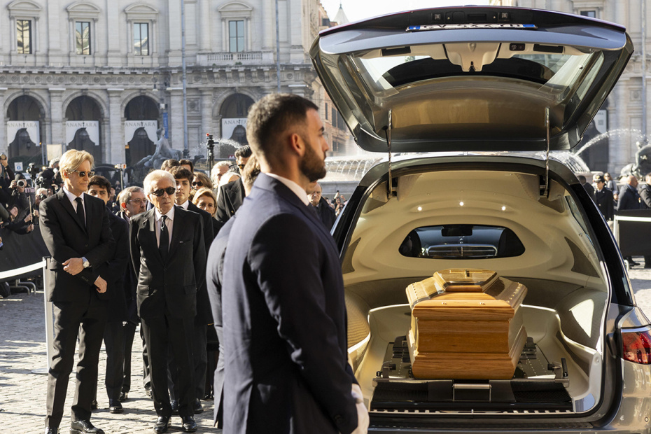 Гроб с телом Валентино Гаравани