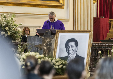 Водянова, Винтур и Хэтэуэй простились с модельером Валентино Гаравани