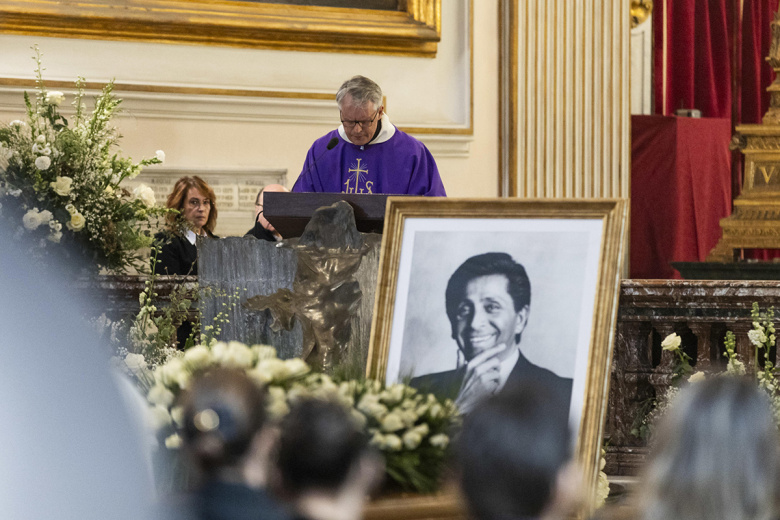 Похороны итальянского модельера Валентино Гаравани в базилике Санта-Мария-дельи-Анджели-э-дей-Мартири в Риме