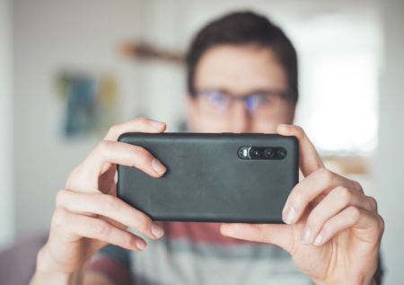 Подросток снял на видео близость друзей и отправил матери девушки