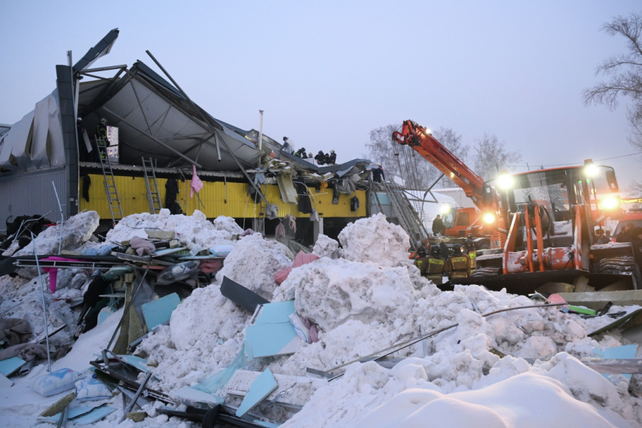 Сотрудники спасательной службы МЧС РФ на месте обрушения кровли торгового центра в Новосибирске