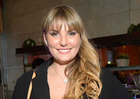 Записавшая фит со Snoop Dogg российская певица увязла в долгах