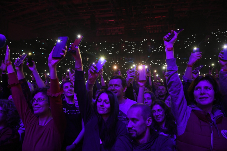 Зрители на ежегодном музыкальном фестивале «Чартова дюжина» на ВТБ Арене в Москве