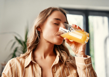 «Разъедает эмаль»: стоматолог ответила, как пить соки и не навредить зубам