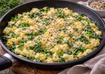 В этой яичнице творог превращается в сыр: нескучный и полезный вариант на завтрак