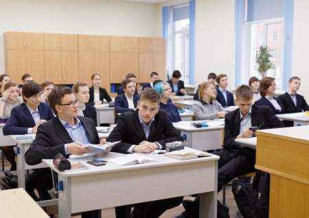 В России объяснили, зачем в школах хотят сократить уроки английского