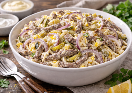 Вкусный салат без заморских ингредиентов: готовим «Идеал» из 5 простых продуктов