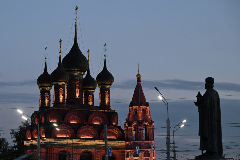 Храм Богоявления Господня и памятник Ярославу Мудрому на Богоявленской площади в Ярославле
